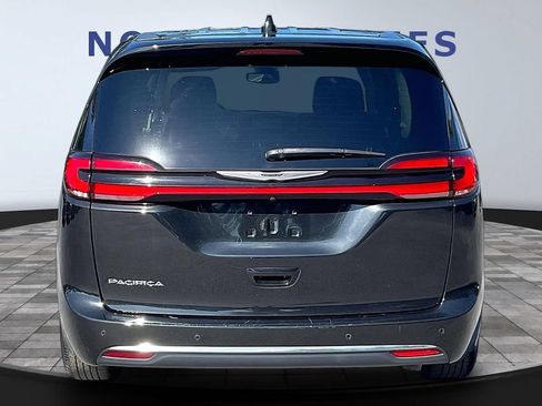 Used 2023 Chrysler Pacifica Touring-L FWD image 5