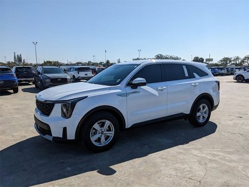 Certified 2025 Kia Sorento LX image 5