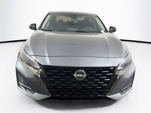Used 2024 Nissan Altima 2.5 SR FWD image 2