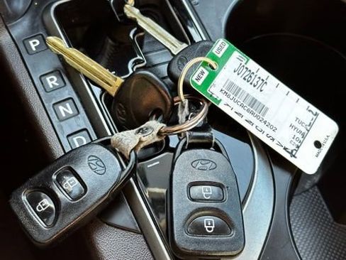 Used 2010 Hyundai Tucson Limited w/ Premium Pkg 4 AWD/4WD image 30