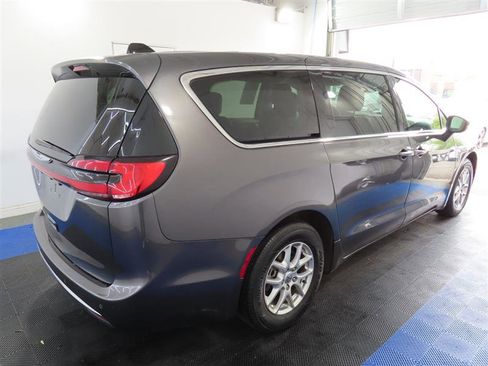 Used 2023 Chrysler Pacifica Touring-L FWD image 14