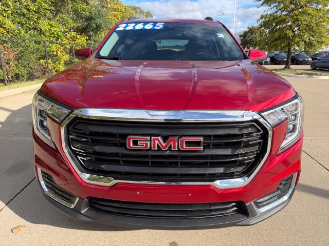 Used 2024 GMC Terrain SLE w/ Driver Convenience Package FWD image 8