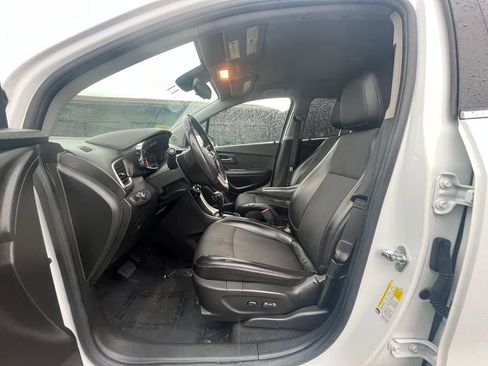 Used 2020 Chevrolet Trax LT w/ LT Convenience Package FWD image 23