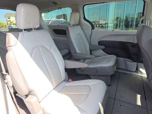 Used 2019 Chrysler Pacifica Touring-L FWD image 9