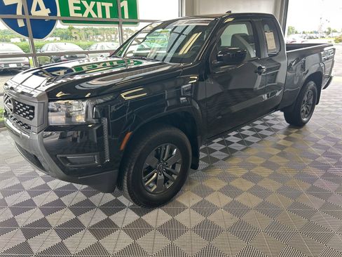 Used 2025 Nissan Frontier SV image 3