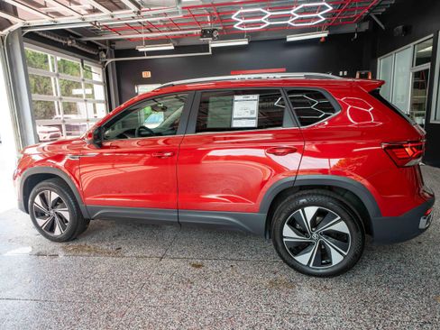 Used 2024 Volkswagen Taos SE AWD/4WD image 2