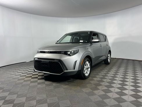 Used 2025 Kia Soul LX image 3