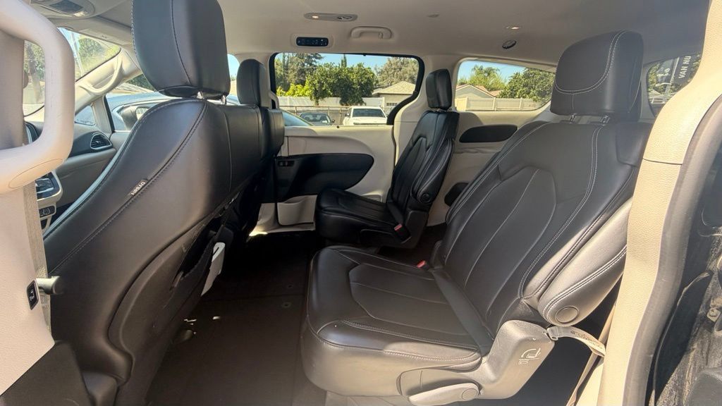 Used 2023 Chrysler Pacifica Touring-L FWD image 7