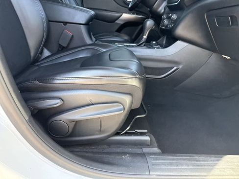 Used 2019 Jeep Cherokee Latitude Plus w/ Cold Weather Group image 13