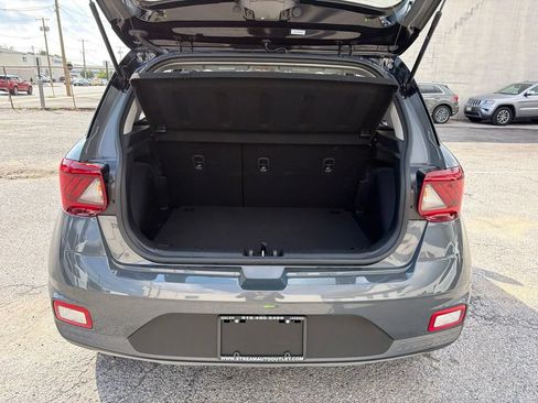 Used 2025 Hyundai Venue Limited FWD image 9