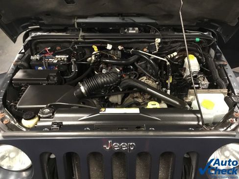 Used 2007 Jeep Wrangler Unlimited Sahara w/ Dual Top Group image 39