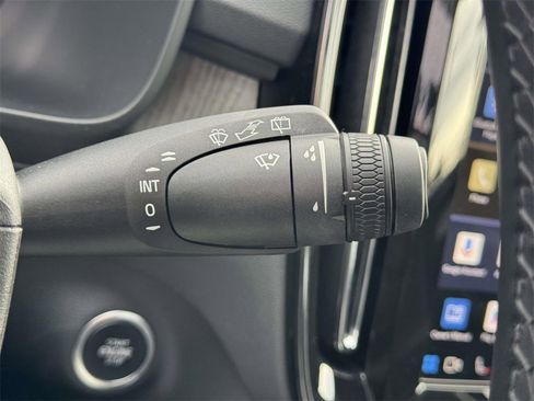 Used 2025 Volvo XC40 B5 Plus image 22