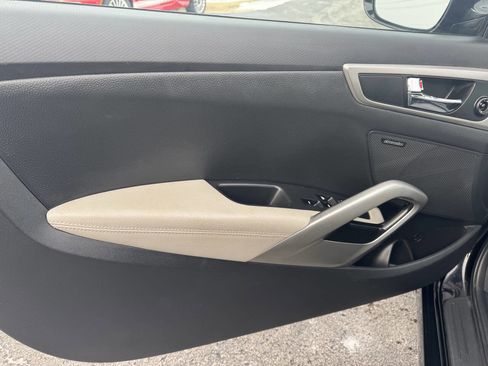 Used 2013 Hyundai Veloster w/ Style Pkg image 28