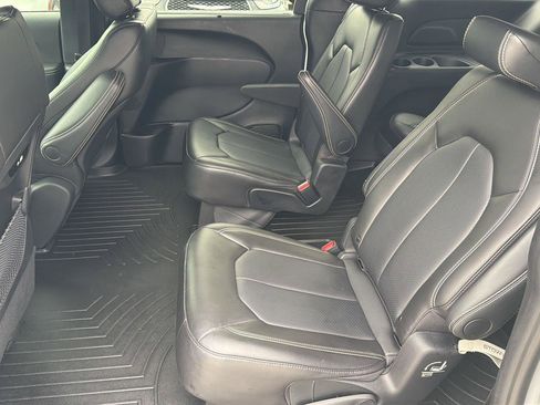 Used 2024 Chrysler Pacifica Touring-L w/ S Appearance Package FWD image 18