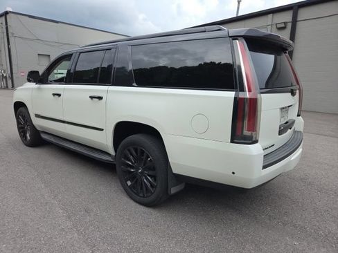 Used 2017 Cadillac Escalade ESV Luxury RWD image 5