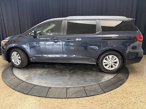 Used 2017 Kia Sedona LX w/ LX Essentials Premium Package image 4