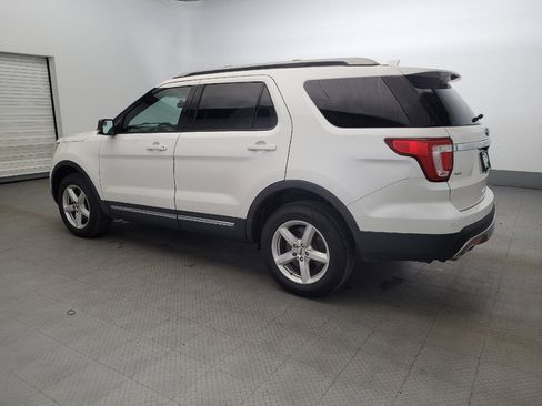 Used 2016 Ford Explorer XLT image 3