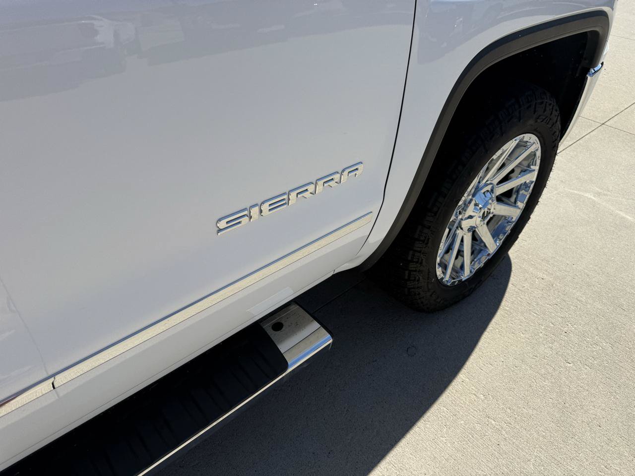 Used 2018 GMC Sierra 1500 SLT AWD/4WD image 31