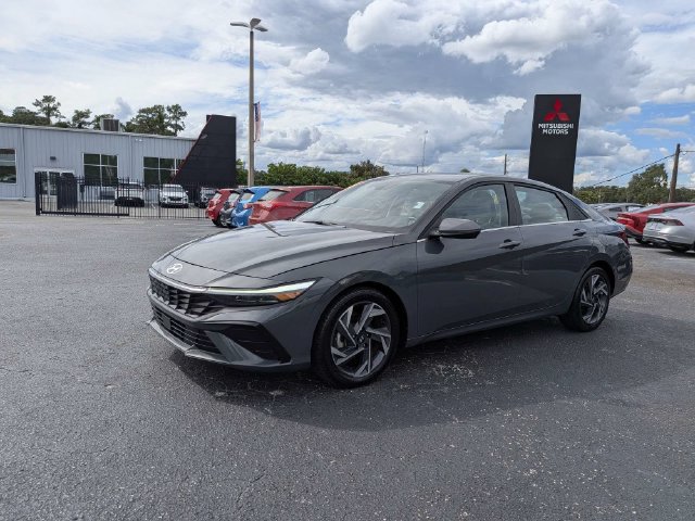 Used 2025 Hyundai Elantra Limited FWD image 7