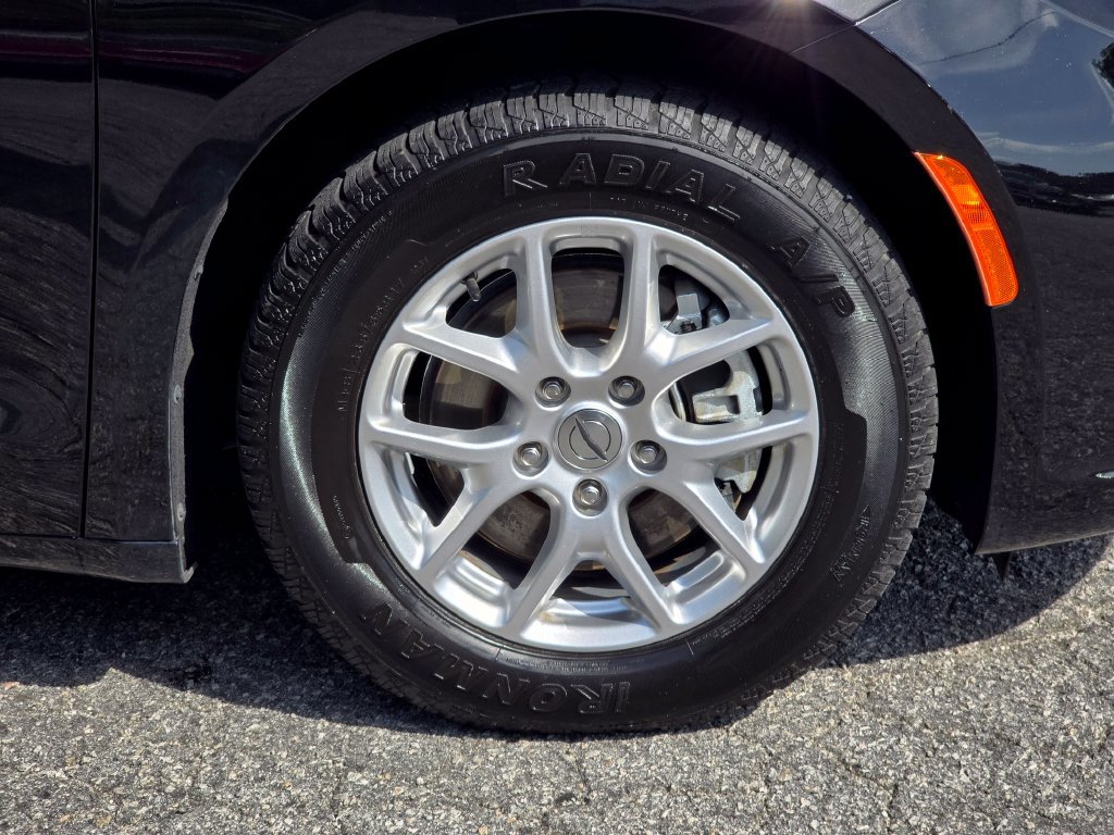 Used 2024 Chrysler Pacifica Touring-L FWD image 21