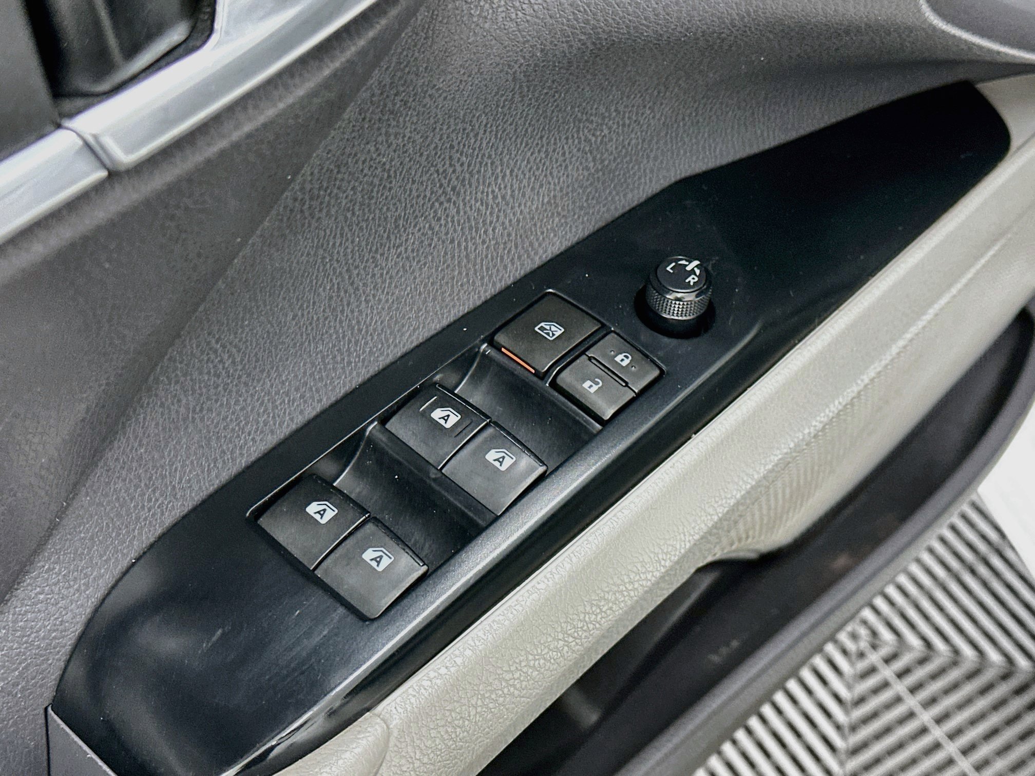 Used 2019 Toyota Camry SE w/ Carpet Mat Package FWD image 15