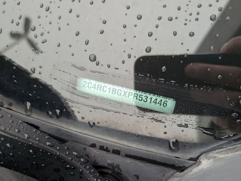 Used 2023 Chrysler Pacifica Touring-L image 34