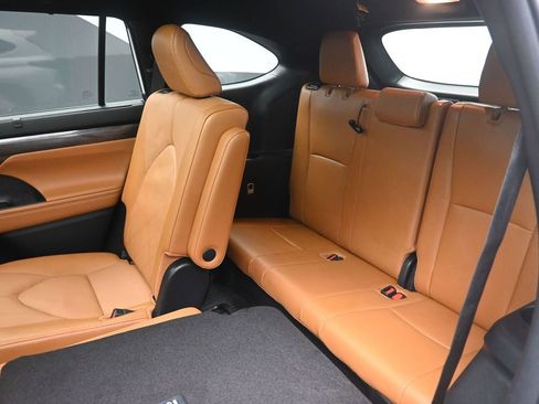 Used 2024 Toyota Highlander Platinum image 22