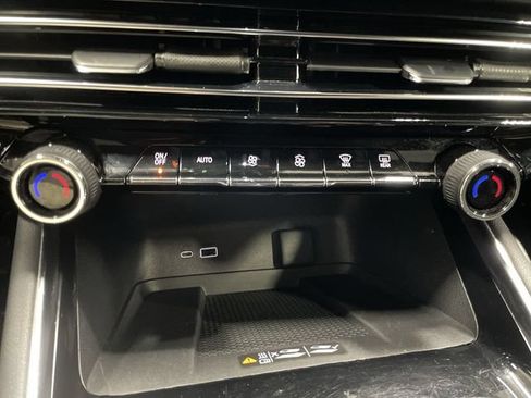 Used 2024 Chevrolet Traverse LT w/ Enhanced Driving Package FWD image 19