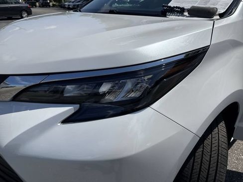 Used 2024 Toyota Sienna XLE FWD image 31