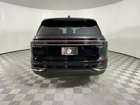 Used 2025 Lincoln Nautilus Premier image 8