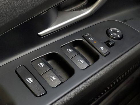 Used 2025 Hyundai Elantra SE image 15