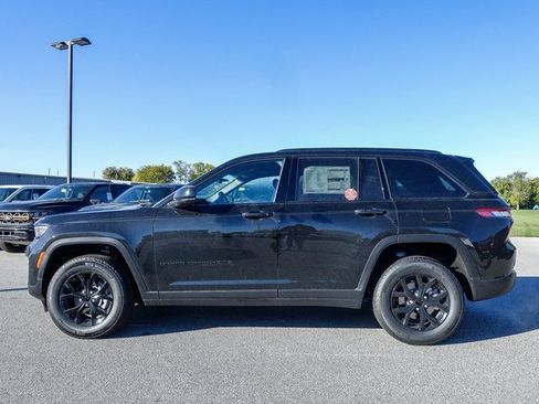 New 2025 Jeep Grand Cherokee Altitude image 8