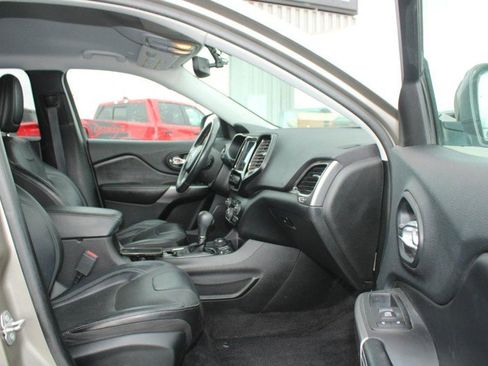 Used 2019 Jeep Cherokee Limited image 11