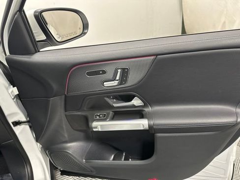 Used 2023 Mercedes-Benz GLB 250 4MATIC image 29