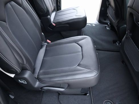 New 2026 Chrysler Pacifica Select AWD/4WD image 15