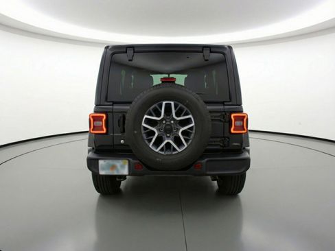 Used 2025 Jeep Wrangler Sahara image 7