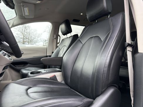 Used 2024 Chrysler Pacifica Touring-L image 25