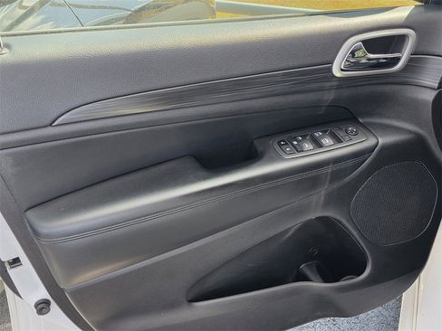 Used 2022 Jeep Grand Cherokee Laredo X image 5