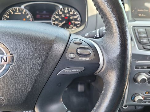 Used 2020 Nissan Pathfinder SL FWD image 23