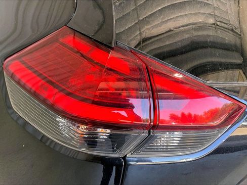 Used 2017 Nissan Rogue SV FWD image 13