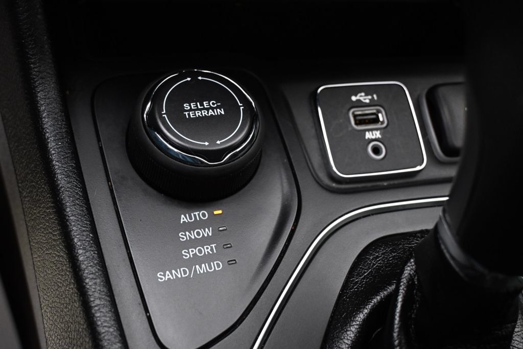 Used 2022 Jeep Cherokee Latitude Lux AWD/4WD image 32