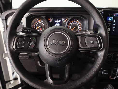 Used 2025 Jeep Gladiator Sport AWD/4WD image 3