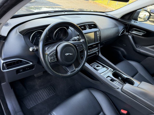 Used 2017 Jaguar F-PACE Premium AWD/4WD image 6