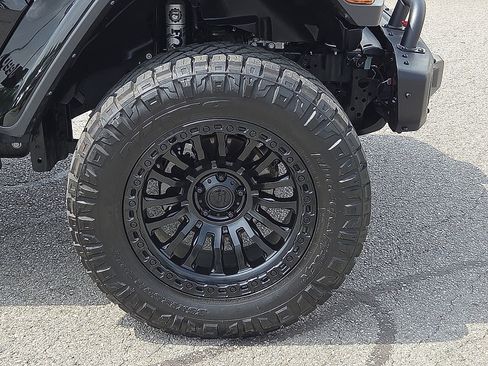 Used 2024 Jeep Gladiator Rubicon w/ Technology Group AWD/4WD image 7