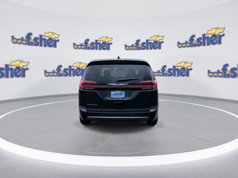 Used 2024 Chrysler Pacifica Touring-L FWD image 7