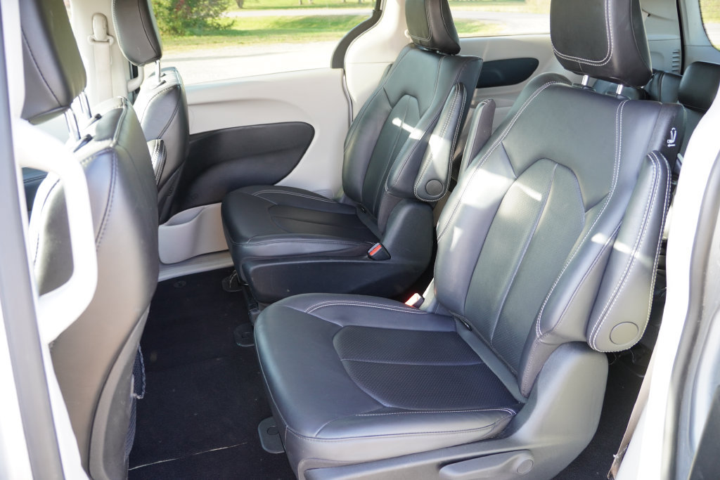Used 2024 Chrysler Pacifica Limited FWD image 18