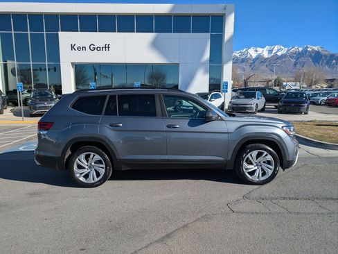 Used 2022 Volkswagen Atlas SE w/ Panoramic Sunroof Package image 2