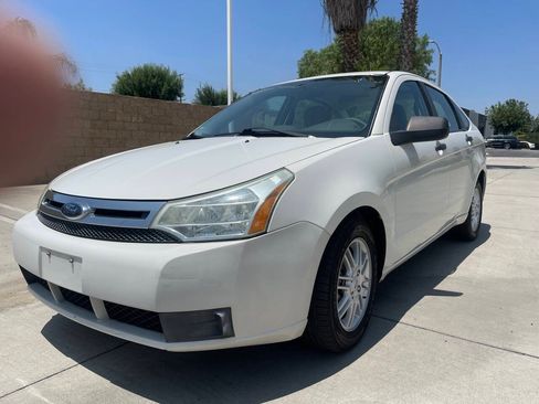Used 2009 Ford Focus SE FWD image 2