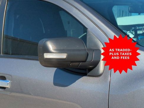 Used 2018 Nissan Titan SV image 12