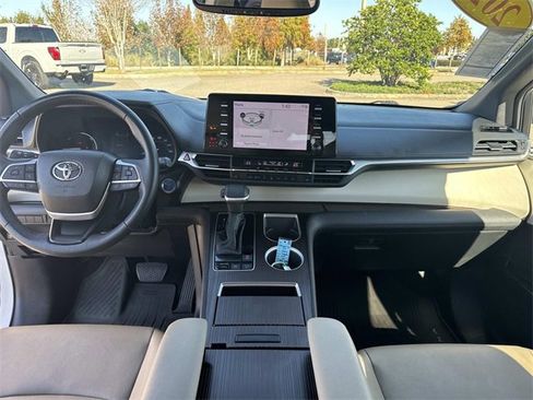 Used 2023 Toyota Sienna XLE image 14